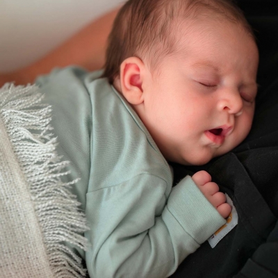 Hogyan fejlődik az 1 hónapos baba? A gyerekorvos válaszol.